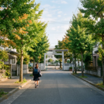 秋の朝の静かな通学路と校門
